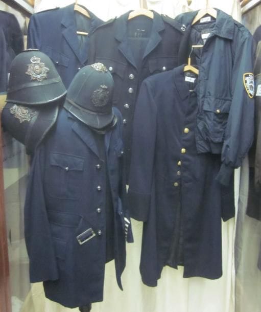 Lot de vestes et képis des Polices Anglaises et Américaines. (environ 20 pièces)