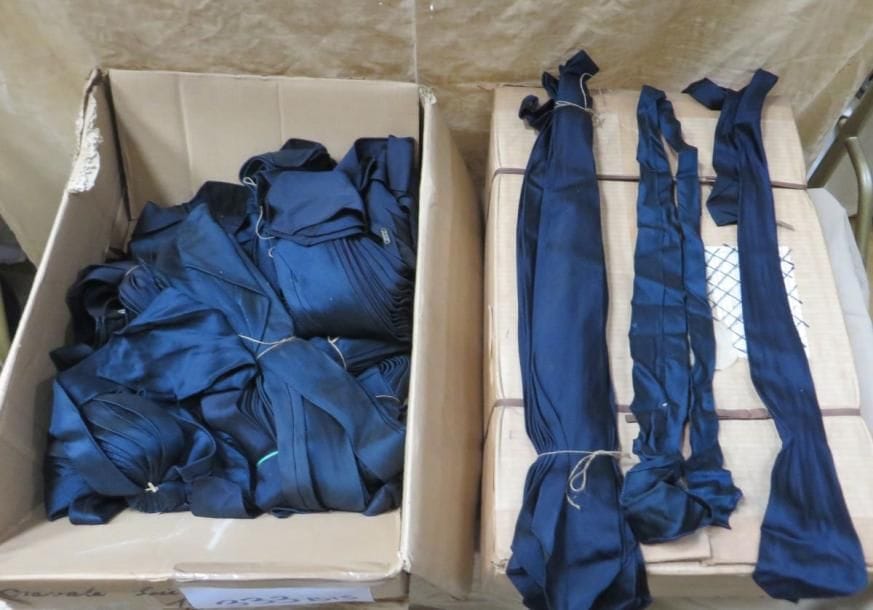 Fort lot de cravates bleues marine en soie pour P.F.A.T.
