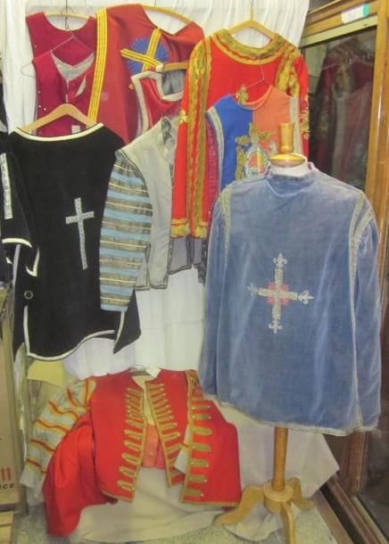 Lot de casaques et culottes militaires pour homme, style Mousquetaire. Matières: lainage et synthétique.
