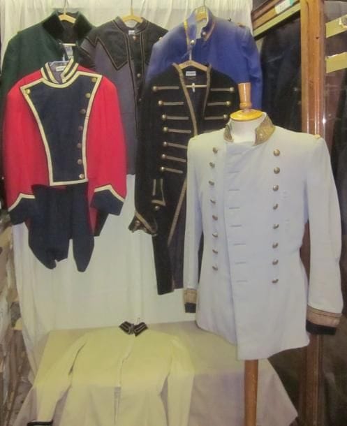 Un lot de vestes, gilets ou pantalons militaires pour homme, style Second Empire. Matières: lainage et synthétique. (envion 30 pièces) 