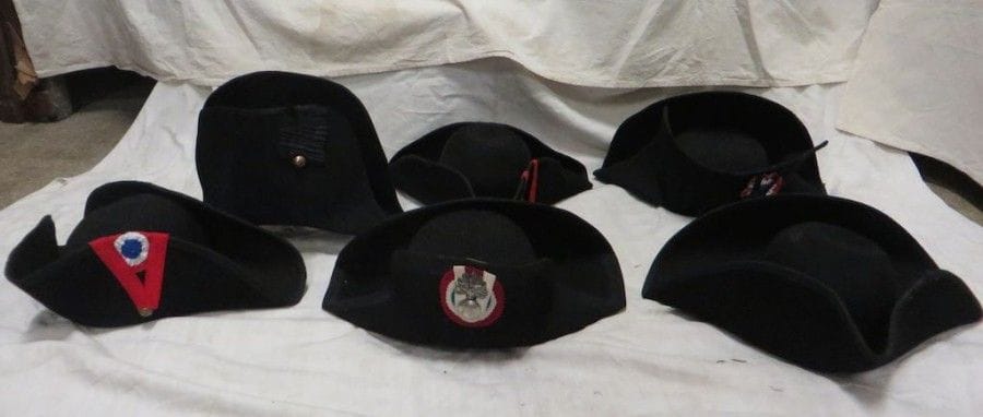 Six tricornes ou chapeaux de Révolution en feutre et plumes. 