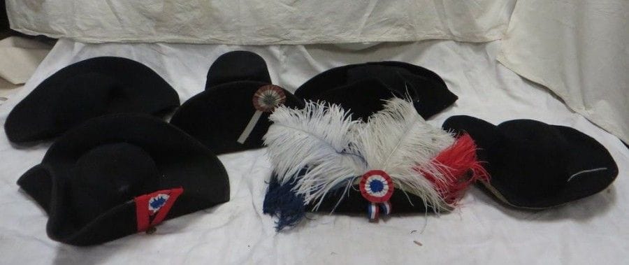 Six tricornes ou chapeaux de Révolution en feutre et plumes. 