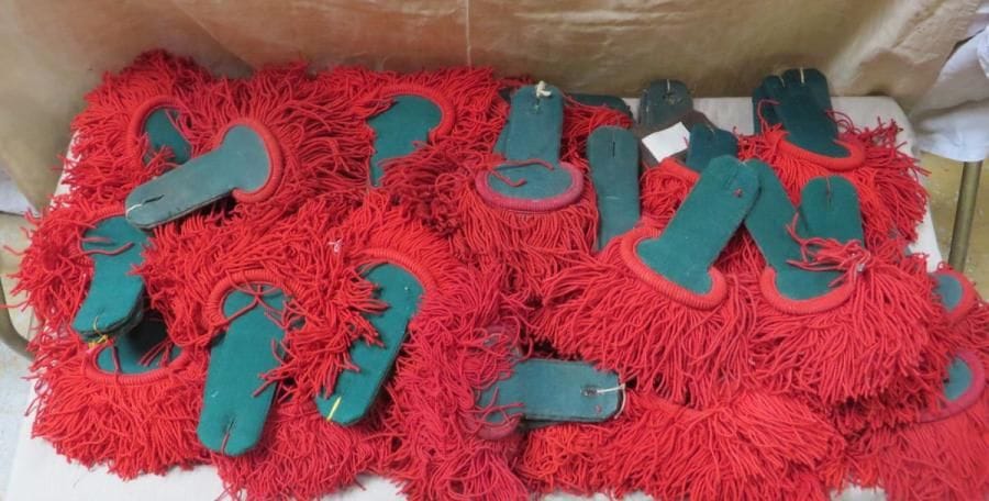 Une trentaine de paires d'épaulettes de la Légion. Matières: coton et lainage.
