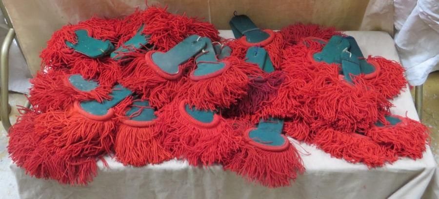 Une vingtaine de paires d'épaulettes de la Légion. Matières: coton et lainage.