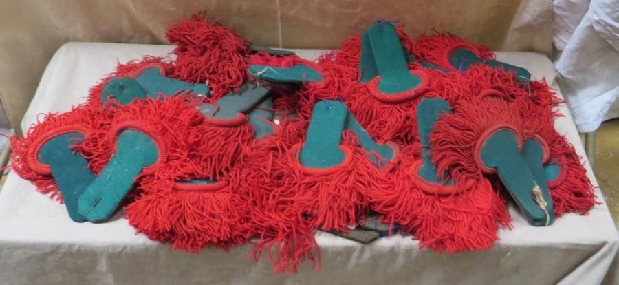 Une vingtaine de paires d'épaulettes de la Légion. Matières: coton et lainage.