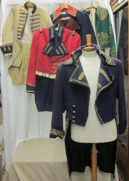 Lot de vestes, culottes, gilets et manteaux pour homme, style Empire. Matières: coton et lainage. (environ 40 pièces)