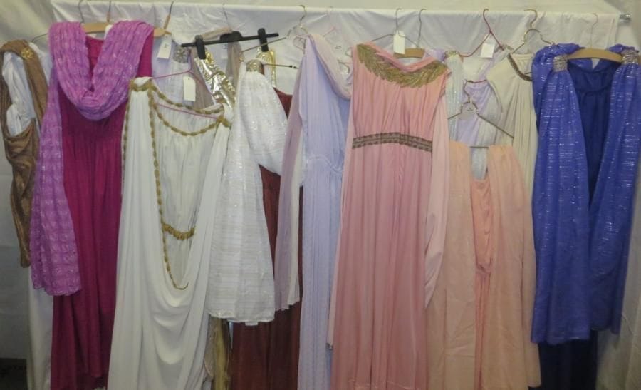 Une douzaine de robes pour femme, style Antique, Romain ou Égyptien. Matière: synthétique.