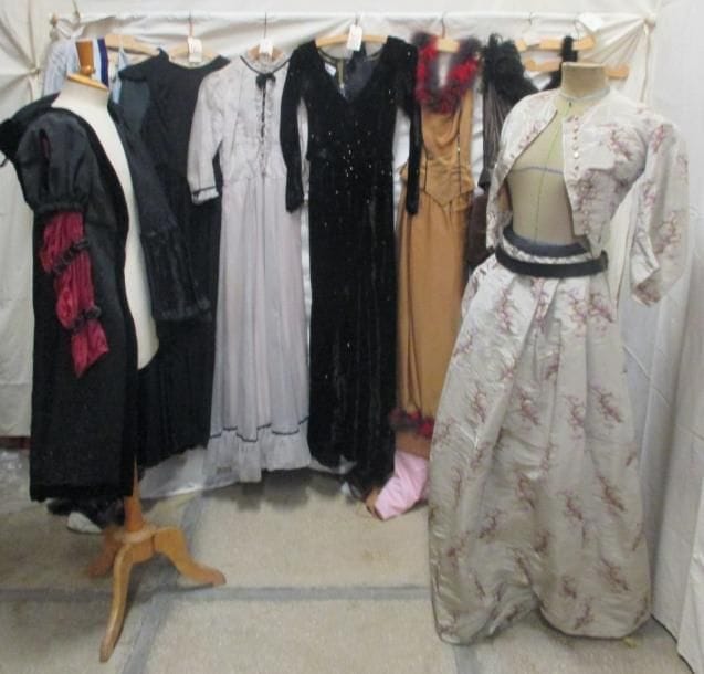 Onze pièces dont robes, ensembles ou jupes pour femme, style fin XIXe - début XXe. Matières: reps, satin, soie, synthétique et velours.