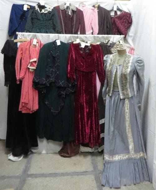 Seize robes pour femme, style fin XIXe - début XXe. Matières: coton, laine, reps de soie, synthétique, et velours.