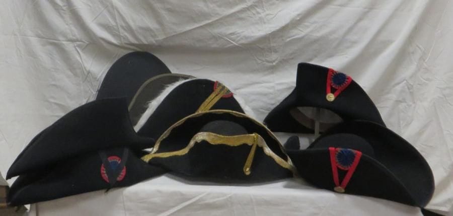Cinq tricornes et trois bicornes pour homme, style fin XVIIIe - début XIXe. Matière: feutre.