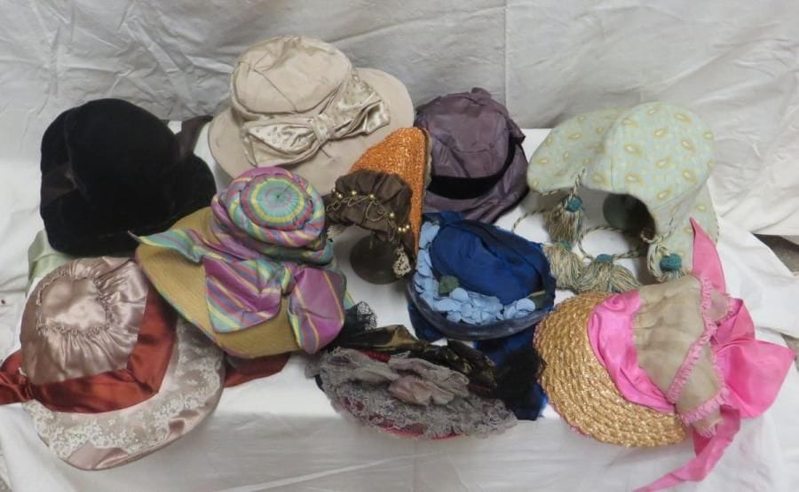 Dix chapeaux pour femme, style XIXe. Matières: dentelle, paille, satin, soie, synthétique et velours.