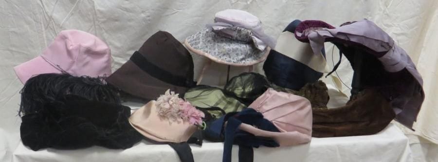 Dix chapeaux pour femme, style XIXe. Matières: dentelle, paille, satin, soie, synthétique et velours.