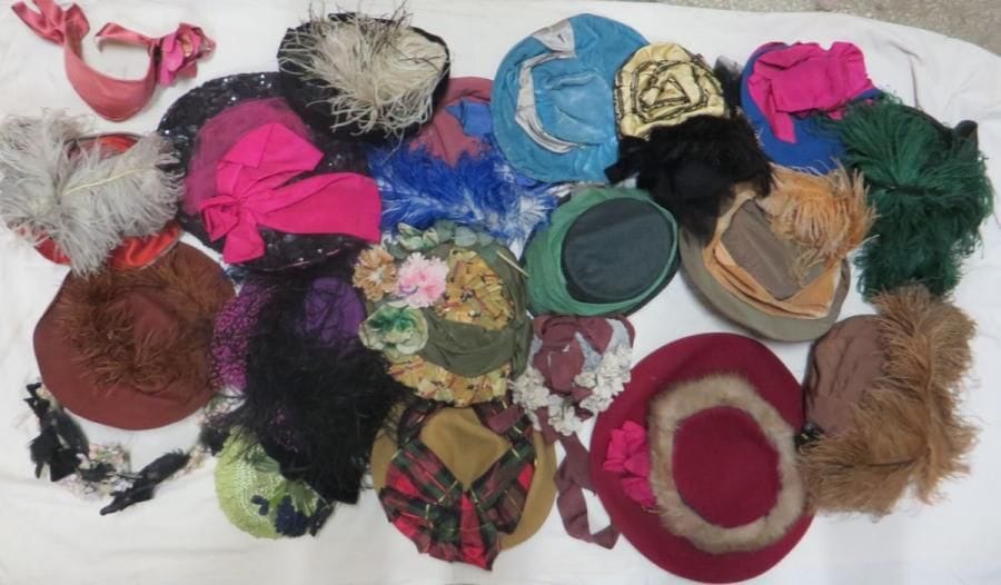 Une vingtaine de chapeaux pour femme, style fin XIXe. Matières: feutre, soie, synthétique et velours.