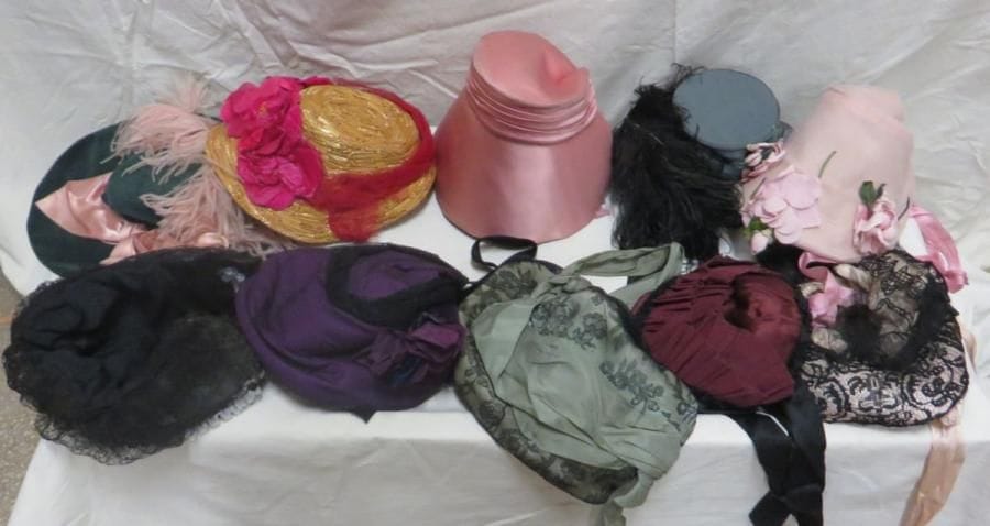 Dix chapeaux pour femme, style XIXe. Matières: dentelle, paille, satin, soie, synthétique et velours.