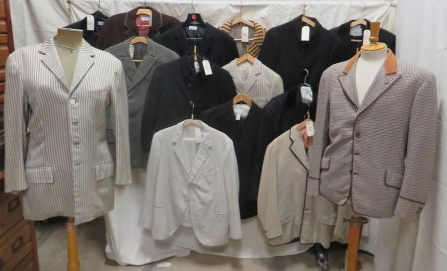 Environ dix-sept vestes ou costumes pour homme, style début XXe. Matière: lainage.