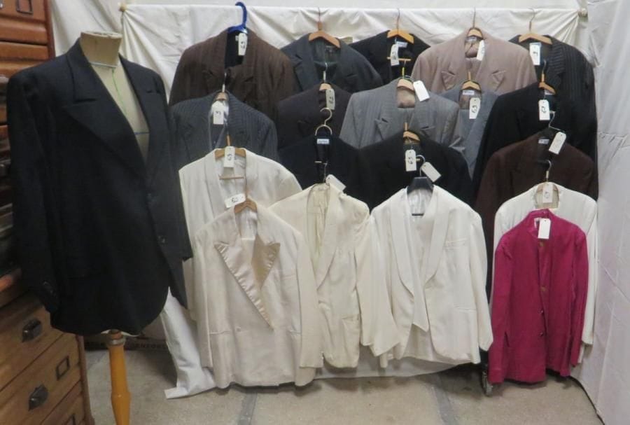 Une vingtaine de vestes ou costumes pour homme, style XXe - Années 20-30. Matières: coton, lainage et soie.