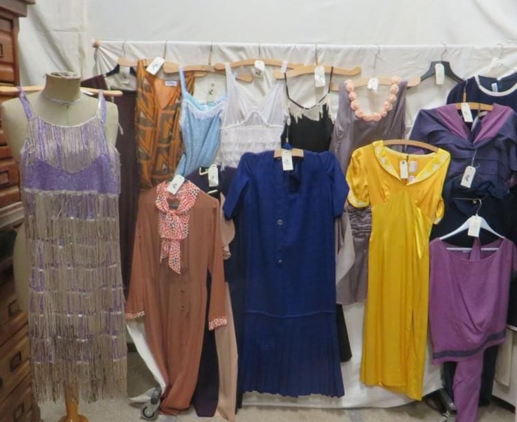 Seize robes pour femme, style XXe - Années 20-30. Matières: coton, lamé et frangé, satin et soie.
