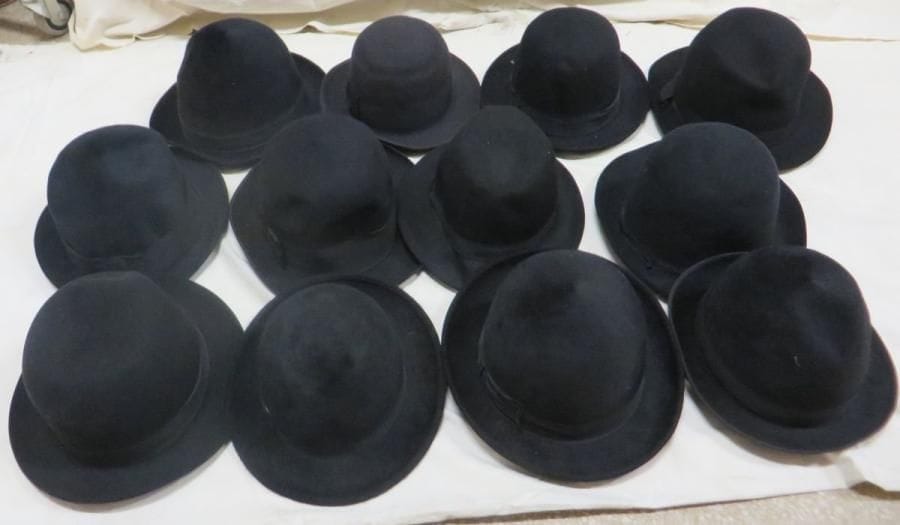 Douze feutres noirs pour homme, style XXe - Années 20-30-40. Marques: Willoughby.