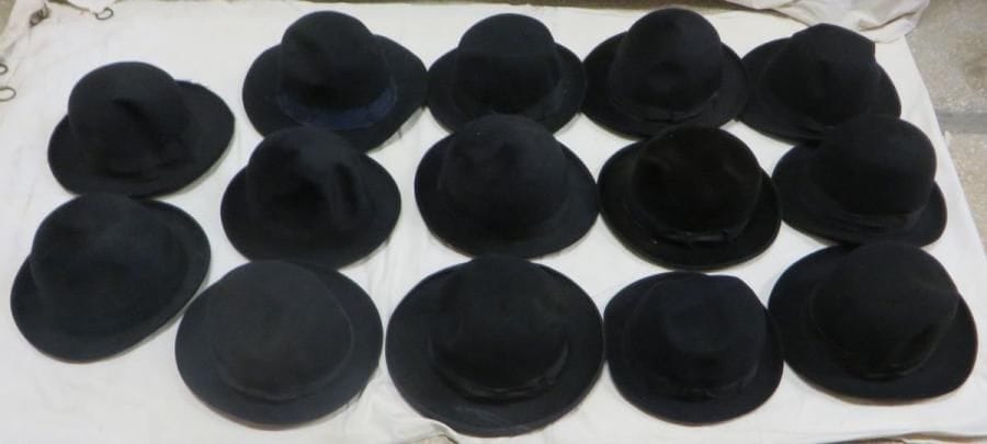 Quatorze feutres noirs pour homme, style XXe - Années 20-30-40. Marques: Willoughby, Gelot.
