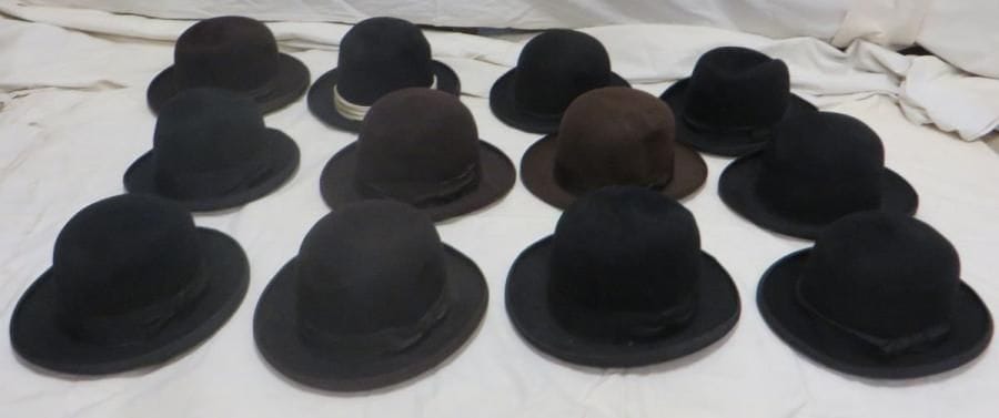 Douze feutres marron et noirs pour homme, style XXe - Années 20-30-40. Marques: Willoughby, Gelot, Segrest, Rockel, Berteil?