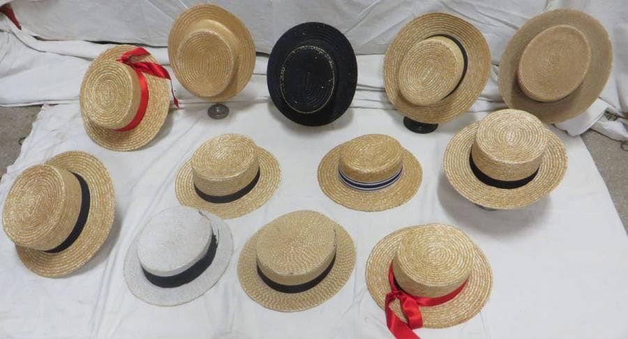 Douze canotiers en paille pour homme, style XXe, fabrication ancienne et moderne.