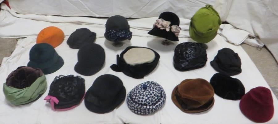 Seize chapeaux pour femme, style début XXe. Matières: cuir, feutre, laine, soie, synthétique et velours.