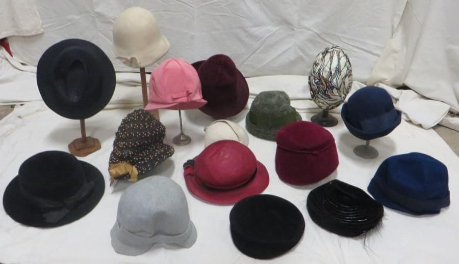 Seize chapeaux pour femme, style début XXe. Matières: feutre, paille, satin, synthétique et velours?