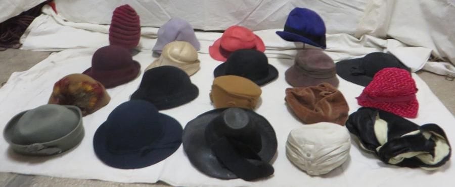 Dix-neuf chapeaux pour femme, style début XXe - Années 1900-1920. Matières: feutre, paille, satin, synthétique et velours?