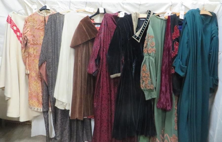 Une dizaine de tuniques, manteaux ou capes longues pour homme, style Moyen-Âge. Matières: lainage, soie, velours.
