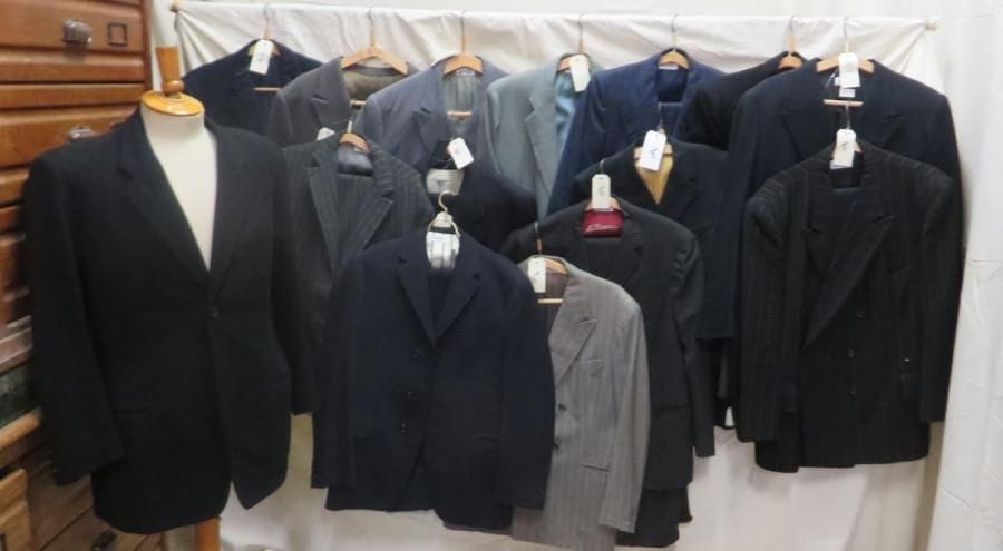 Dix vestes ou costumes pour homme, style XXe - Années 40. Matière: laine.