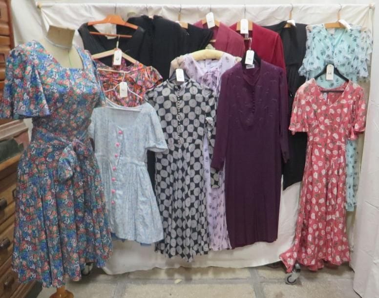 Quatorze robes pour femme, style XXe - Années 30-40. Matières: crêpes, satin, soie et synthétique.