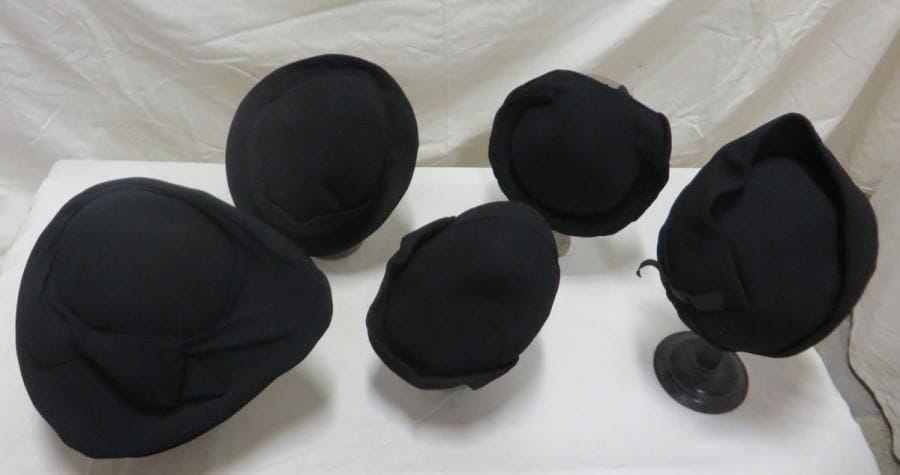 Cinq chapeaux noirs pour femme, style XXe - Années 40. Matière: voile.