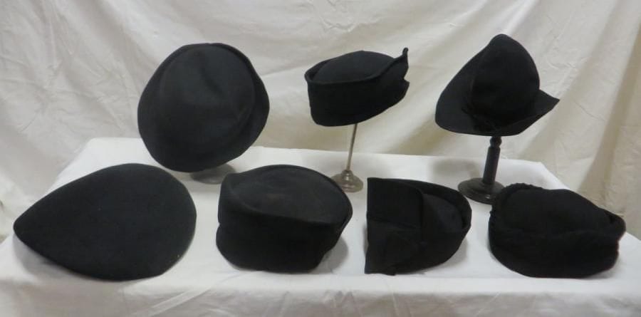 Sept chapeaux noirs pour femme, style XXe - Années 40. Matière: voile.