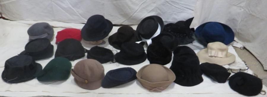 Une vingtaine de chapeaux pour femme, style XXe - Années 40-50. Matières: feutre, paille et velours.