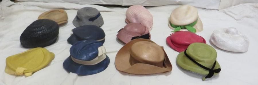 Treize chapeaux pour femme, style XXe - Années 40-50. Matières: paille naturelle et synthétique.