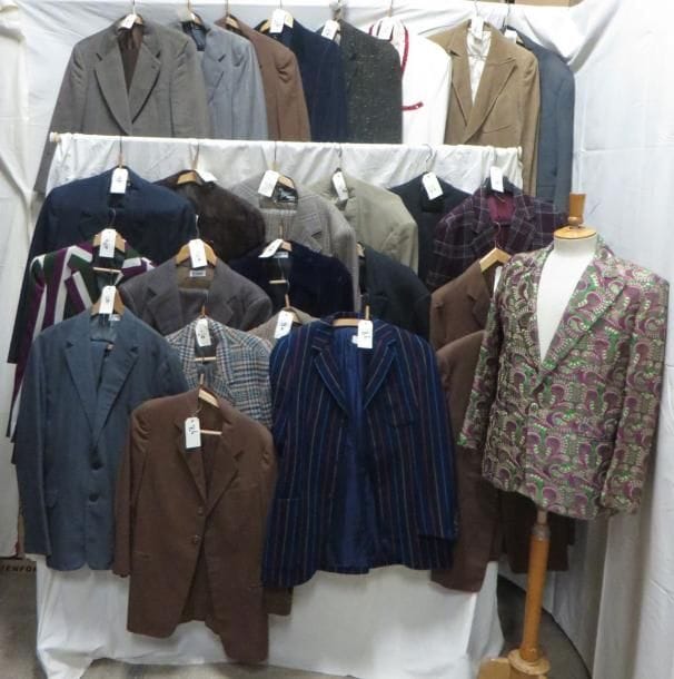 Environ vingt-six vestes ou costumes pour homme, style XXe - Années 70-80. On joint deux pantalons beiges. Matières: lainage et velours côtelé?