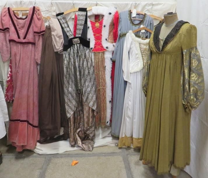 Lot comprenant sept robes et quatre jupes pour femme, style Moyen-Âge. Matières: satin, soie, soie sauvage, synthétique, velours.