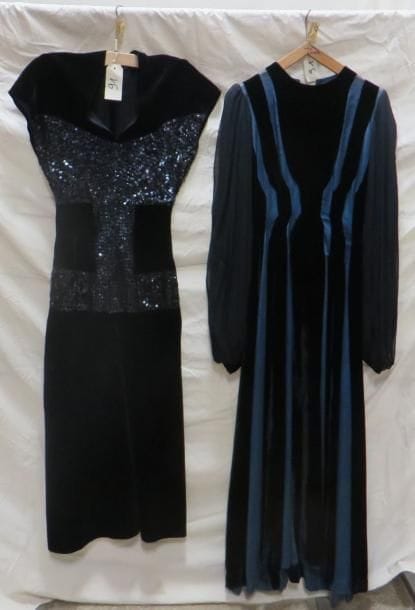 Deux robes de soirée pour femme, style XXe - Années 30-40. Matières: paillettes, velours et voile?
