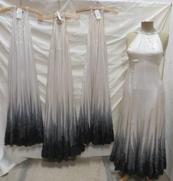 Quatre robes de soirée pour femme, style XXe. Matières: sequins et soie.