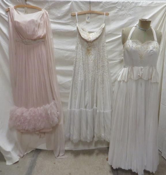 Trois robes de soirée pour femme, style XXe - Années 50. Matières: soie, voile de soie et voile.