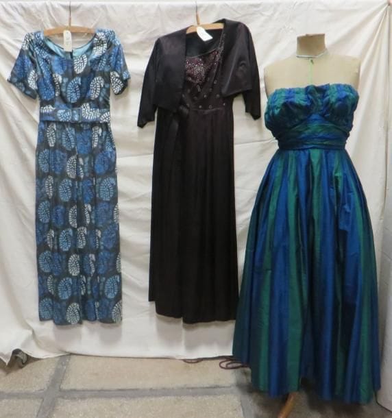 Trois robes de soirée dont une avec un boléro pour femme, style XXe - Années 1950. Matières: satin, soie floquée et soie sauvage.