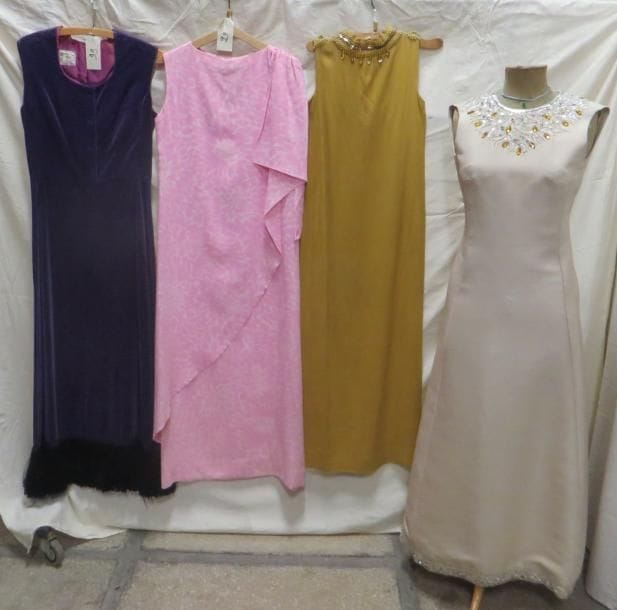 Quatre robes de soirée pour femme, style XXe - Années 70. Matières: synthétique et velours.