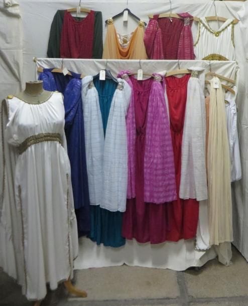 Une douzaine de robes pour femme style Antique, Romain ou Égyptien. Matière: synthétique.