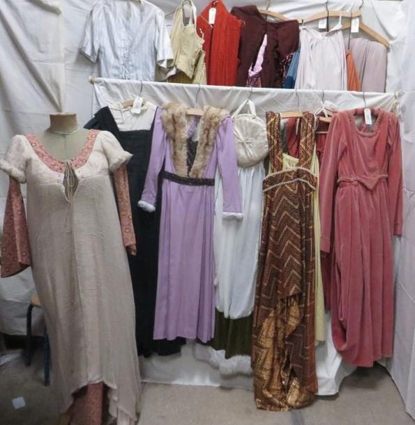 Treize robes ou jupes pour femme, style Moyen-Âge. Matières: satin, soie, soie sauvage, synthétique et velours.