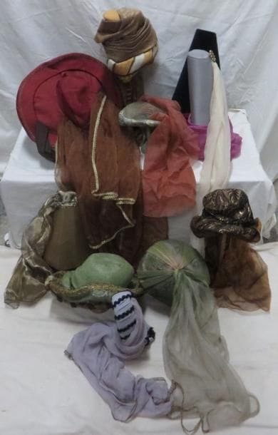 Onze coiffes pour femme, style Moyen-Âge. Matières: synthétique et velours.