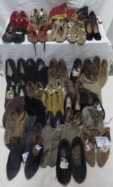 Environ trente-cinq paires de chausses pour homme, style Moyen-Âge et Renaissance. Matière: peau.