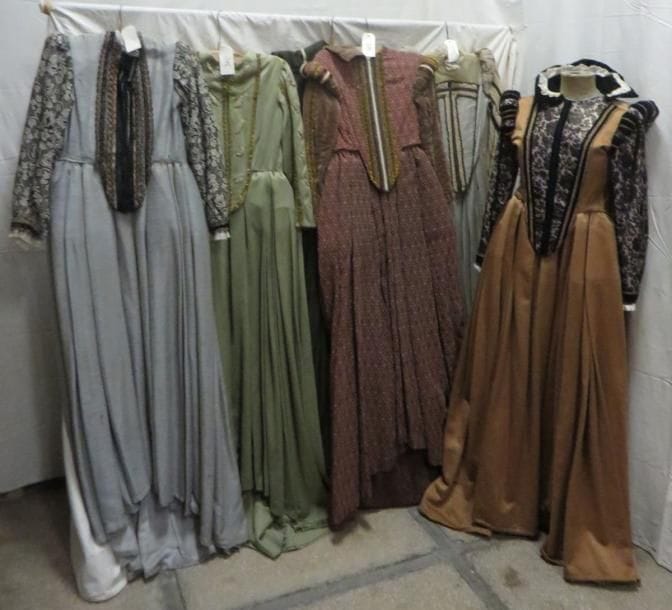 Six robes pour femme, style Renaissance. Matières: damas, soie sauvage et velours.