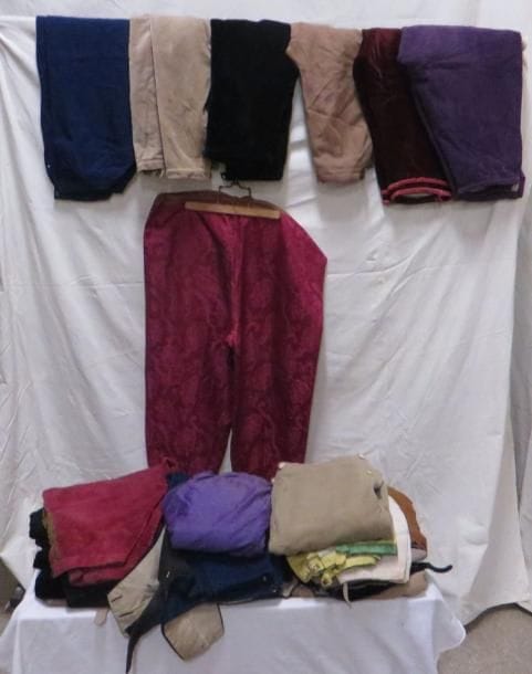 Environ vingt-sept culottes pour homme, style XVIIIe. Matières: coton, lainage, reps et velours.