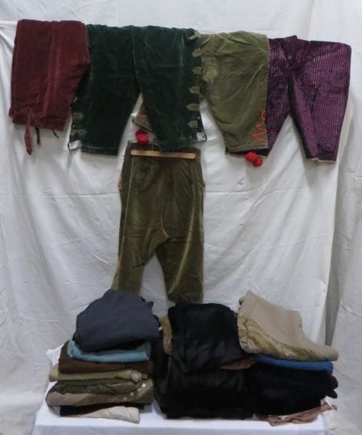 Une trentaine de culottes pour homme, style XVIIIe. Matières: coton, lainage, reps et velours?