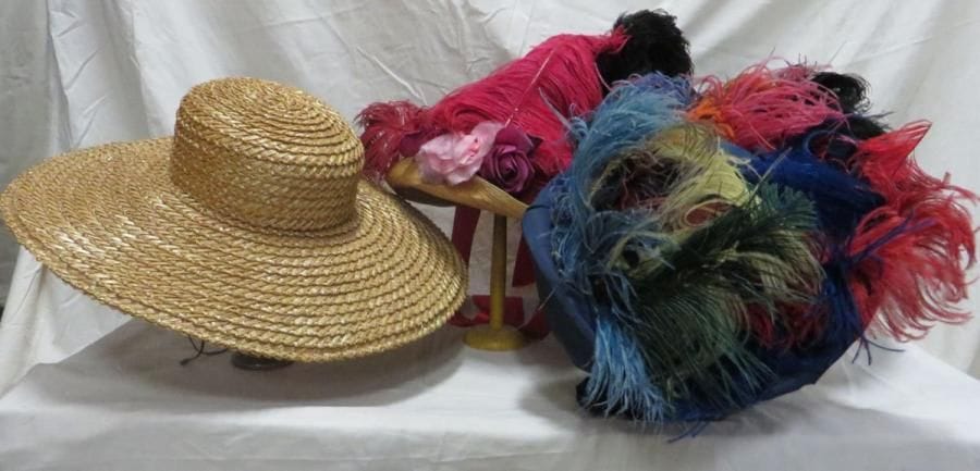 Quatre chapeaux pour femme, style XVIIIe, en paille et satin.